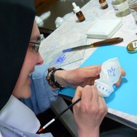 Croix et objets de piété en porcelaine peinte à la main