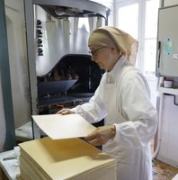 Fabrication des hosties et distribution aux paroisses