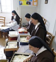 Fabrication des hosties et distribution aux paroisses