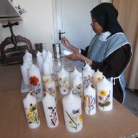 Bougies avec fleurs séchées