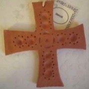 Croix en terre cuite