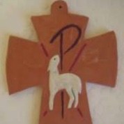 Croix en terre cuite