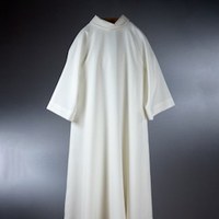 Chasubles, dalmatiques, aubes pour prêtres et enfants de choeur en tissu industriel